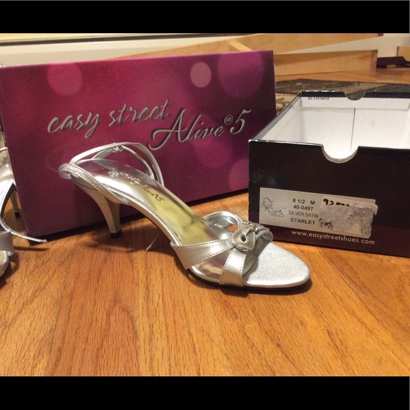 Silver Sandals Sexy NWT Women's Easy Street Heels - Picture 7 of 8